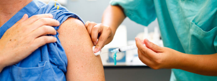 Foto de uma pessoa sendo imunizada